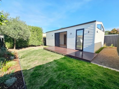 Private architecturally designed garden residence - All Bills Included - Photo 5
