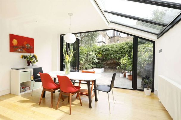 Neutrally decorated four bedroom family house with wooden floors on this quiet street in Parsons Green. - Photo 1