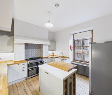 4 bedroom flat to rent - Photo 2