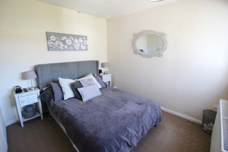 2 bedroom semi-detached bungalow to rent - Photo 3