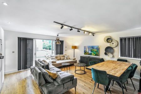 Hazelwood Court, Surbiton - 3 bedrooms Property for lettings - Seymours - Photo 3