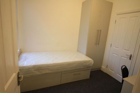 4 bedroom terraced house to rent - Photo 3