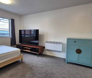 Modern City Studio – Fresh, Bright & Stylish! - Photo 2