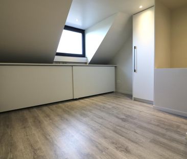 Volledig gerenoveerde woning met 2 slpk, tuin met terras voor 935 E... - Photo 2