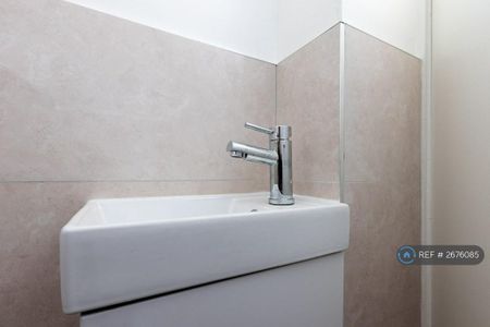 3 bedroom flat to rent - Photo 4