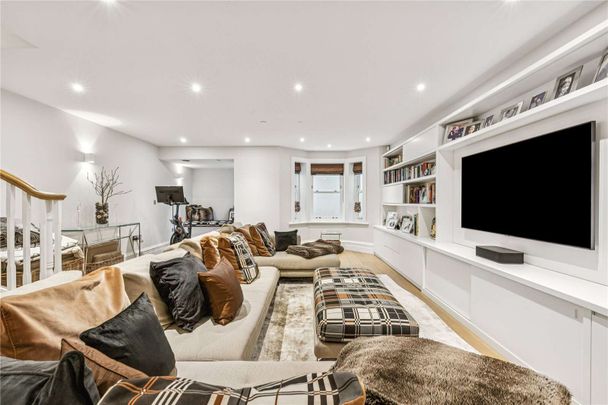 A spectacular five bedroom townhouse with garage in the heart of Barnes village - Photo 1