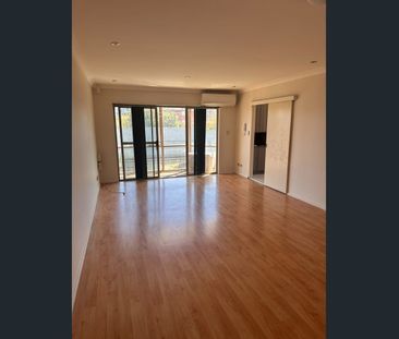 SPACIOUS APARTMENT WITH ACCESS TO POOL & GYM - Photo 1
