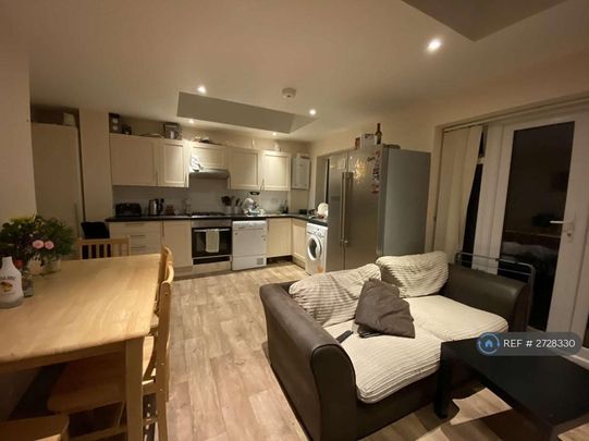 1 bedroom in a house share to rent - Photo 1