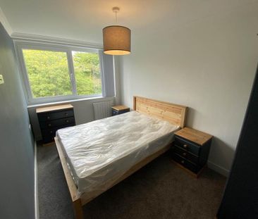 3 bedroom flat to rent - Photo 4