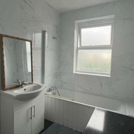 Friern Barnet Road, London, N11 - Photo 4