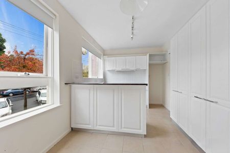 Stylish & Fully Renovated 2-Bedroom Apartment in Prime Location - Photo 2