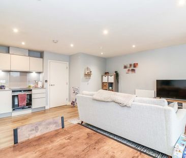 The Broadway, Farnham Common, Buckinghamshire,SL2 - Photo 4