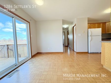 SPACIOUS 2+1 BEDROOM / 2 BATHROOM HOME IN SOUTH WINDSOR +UTILITIES - Photo 3