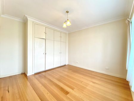 SPACIOUS THREE BEDROOM HOME IN EXCELLENT LOCATION - Photo 5