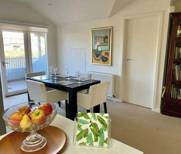 RENOVATED SPACIOUS ONE BEDROOM APARTMENT - Photo 2