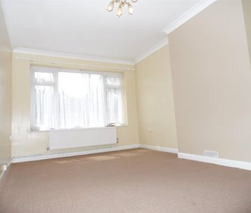 2 bed detached bungalow to rent in Grasmere Avenue, Hullbridge, SS5 - Photo 1