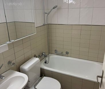 Helle 2-Zimmer-Wohnung mit Balkon und Aussicht in Effretikon - Foto 3