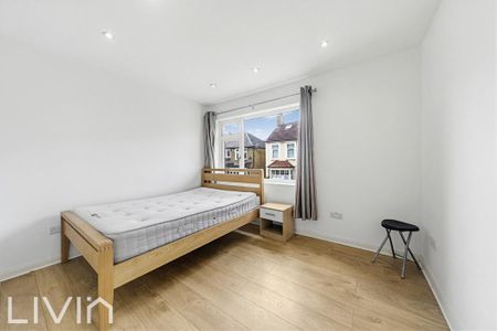 4 bedroom semi-detached house to rent - Photo 5