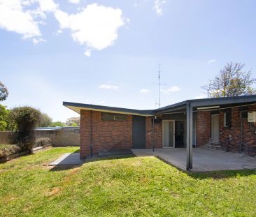 Beautifully Presented 4-Bedroom Home in a Quiet, Central Location - Photo 5