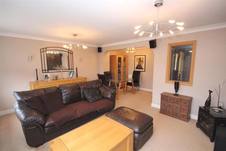 4 bedroom Terraced House to let - Photo 5