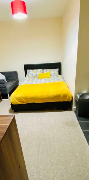 7 Ensuite room 3 Studio HMO - Photo 1