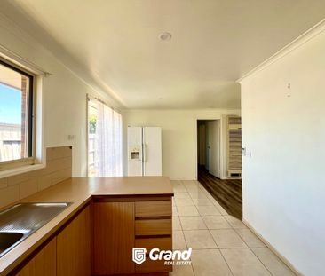3 BEDROOM HOME IN A CONVENIENT LOCATION IN CRANBOURNE ! - Photo 6