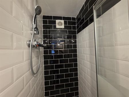 4 bedroom flat to rent - Photo 4