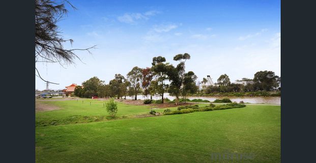 Modern Riverside Apartment with Unbeatable Convenience - Photo 1