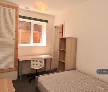 4 bedroom end of terrace house to rent - Photo 2