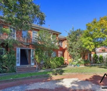 Charming Two-Bedroom Residence in Canterbury - Photo 3
