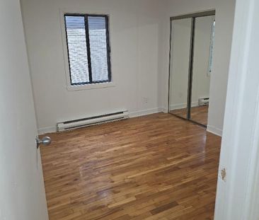 Superbe grand 4 1/2 ensoleillé et bien rénové; dans un secteur rech... - Photo 2