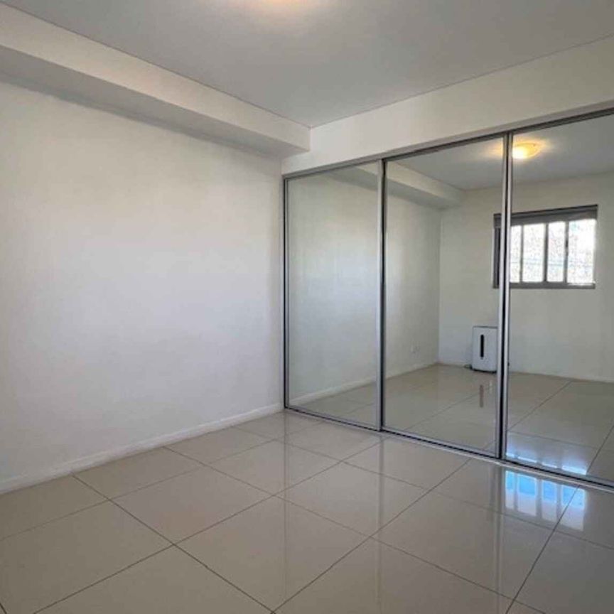 *** HOLDING DEPOSIT RECEIVED*** - Photo 1