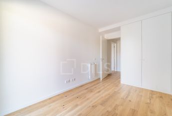 Apartamento T2 no Porto com varanda, garagem e arrumos