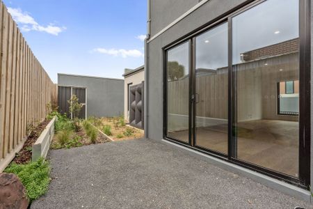 Gorgeous Brand New 4 Bedroom Townhouse in Endeavour Hills - Photo 3