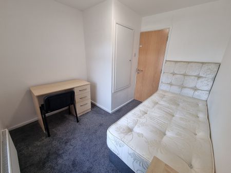 5 Bed Student Accommodation - Photo 3