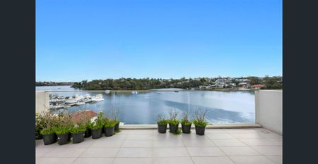 Luxurious Waterfront Home - Photo 5