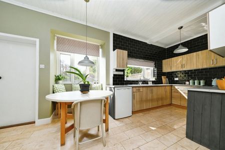 YORK AVENUE, HUNSTANTON - Photo 2