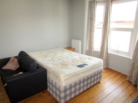 4 bedroom end of terrace house to rent - Photo 4