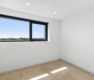 Modern 2-Bed Apartment with Stunning Views on the Rivers-edge! - Photo 2