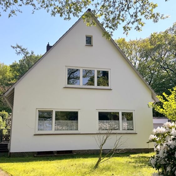 Renovierungsbedürftige 3-ZKB OG-Wohnung in einem Zweifamilienhaus in ruhiger Lage von Oldenburg - Photo 1