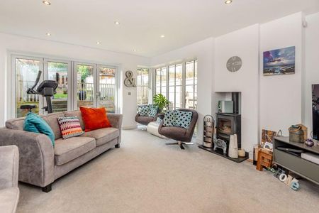 4 bedroom semi-detached house to rent - Photo 4