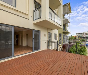 Luxury waterfront living with stunning marina views - Photo 4