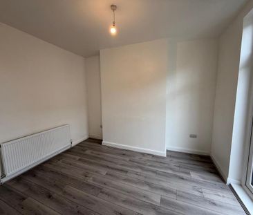 3 bedroom end of terrace house to rent - Photo 3