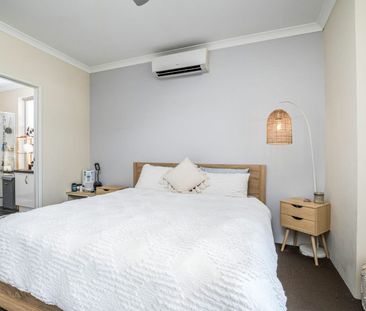 Spacious 4x2 with multiple air-conditioners - Photo 5