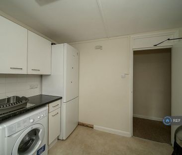 1 bedroom in a flat share to rent - Photo 4