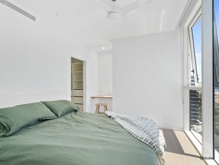 LUXURY FULLY FURNISHED THREE BEDROOM TOP FLOOR APARTMENT - THE DEL RAY - Photo 2