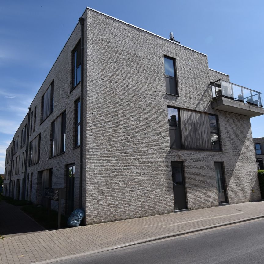 Appartement met 2 slaapkamers, groot terras en autostaanplaats - Photo 1