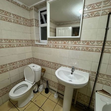 Room in a Shared House, Ash Road, B8 - Photo 4