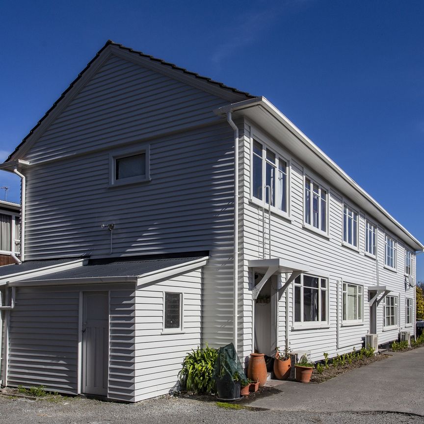 Fully Renovated 4 Bedroom in Heart of Merivale - Photo 1