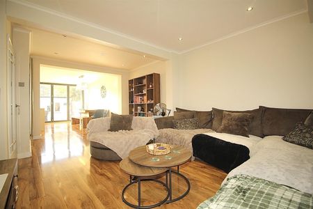 3 Bedroom House - Mid Terrace To Let - Photo 3